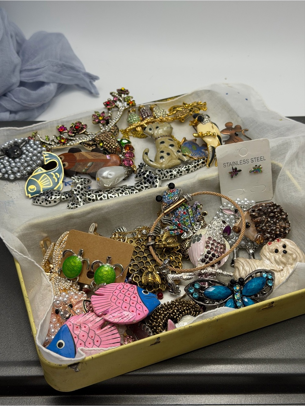 Animal tin full of Creatures jewelry